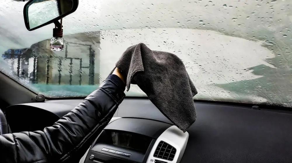 Як помити лобове скло зсередини без розводів в автомобілі Как помыть лобовое стекло изнутри без разводов